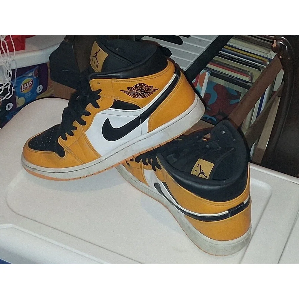 Men's Size 10 Retro Nike Air Jordan 1 Mid